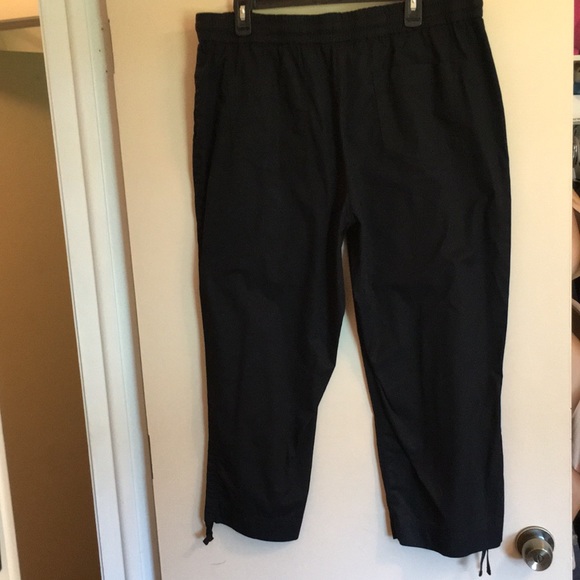 Sophisticated and elegant black cotton capris by Jones New York! - Picture 9 of 16